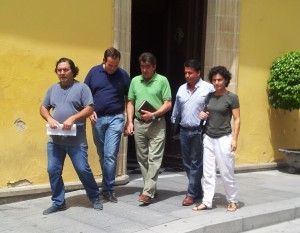 Imagen retrospectiva de los alcaldes de varias ELAs frente al Ayuntamiento