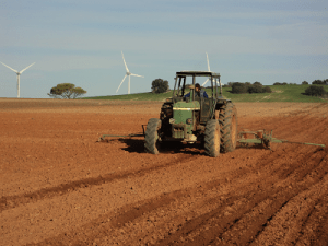 El fallecido arreglaba la rueda trasera de un vehículo agrícola