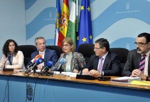 Alcaldesa y subdelegado del Gobierno pres Prog Empleo Agrario para Jerez _ 02