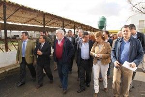 El ministro de Agricultura en una reciente visita 