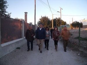 El delegado provincial recorriendo la barriada junto a los vecinos