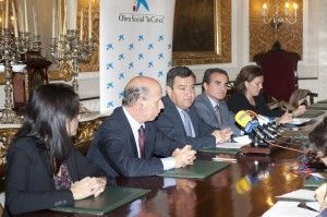 Diputación y Caixa durante la firma del convenio