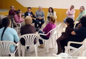 Representantes municipales en el encuentro con los vecinos