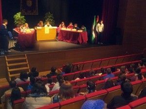 El Teatro de Guadalcacín se ha llenado de escolares en esta sesión extraordinaria de pleno