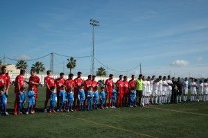 Los jugadores posan antes del encuentro