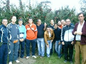 Un grupo de trabajadores de la zona rural en la campaña de la manzana el pasado verano en Francia